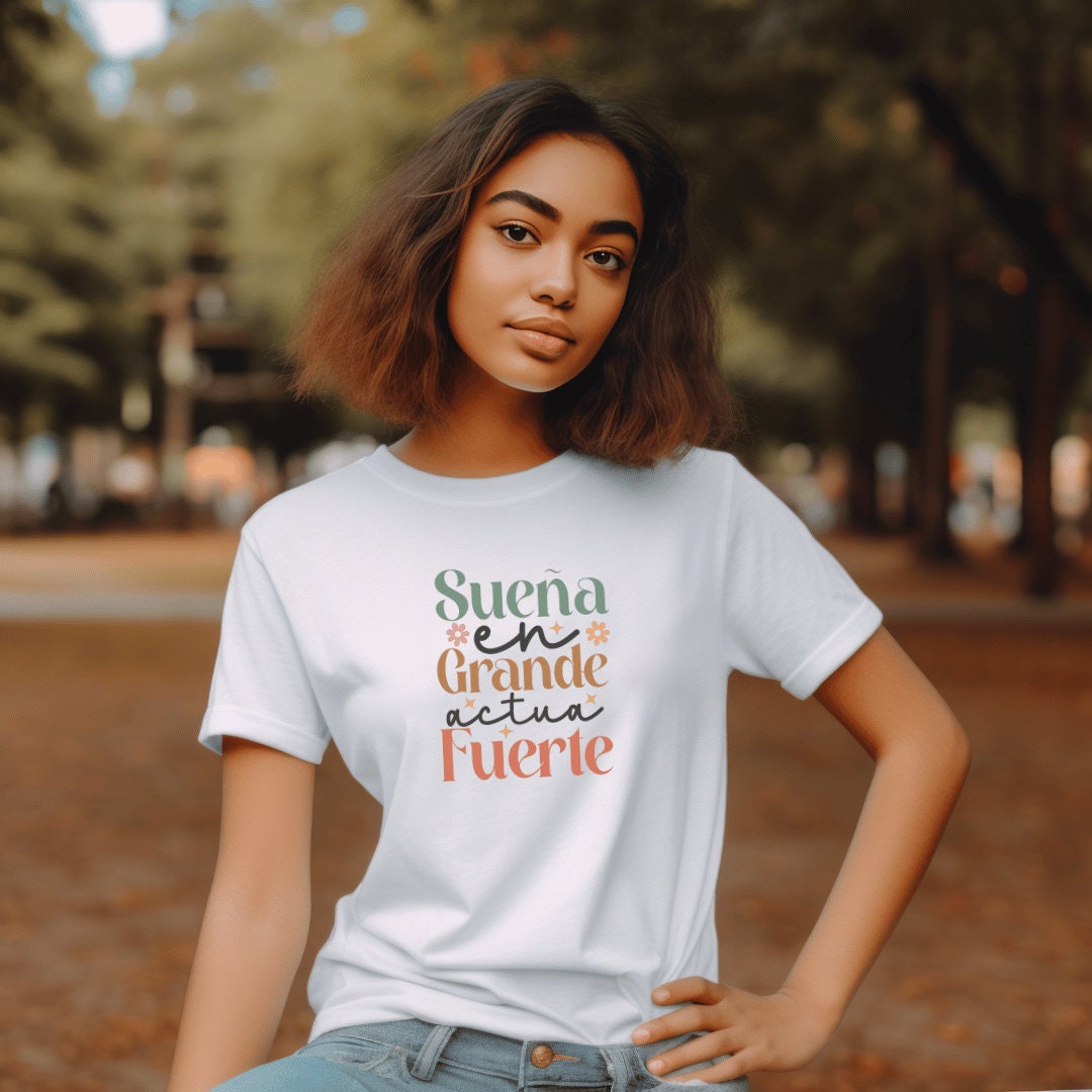 Unisex Spanish T-Shirt Suena En Grande Actua Fuerte – Personalized Custom Latina Tee, Trendy Stylish Short Sleeve Shirt